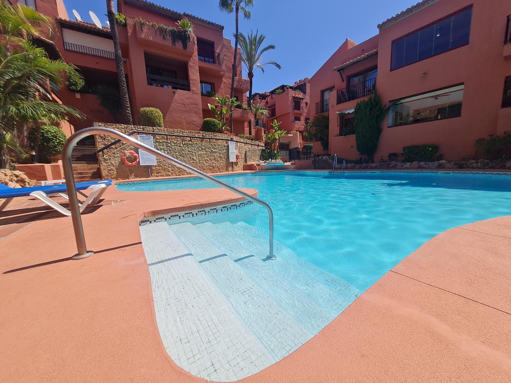 Leilighet Stylish 2-Bed Apartment In Elviria W Pool